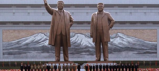 estatua Kim Jong Il